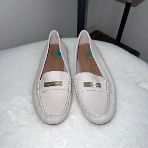 NWOB Calvin Klein Off White Women Shoes Lunasi Size 8 CK Flat Style Plate Logo
